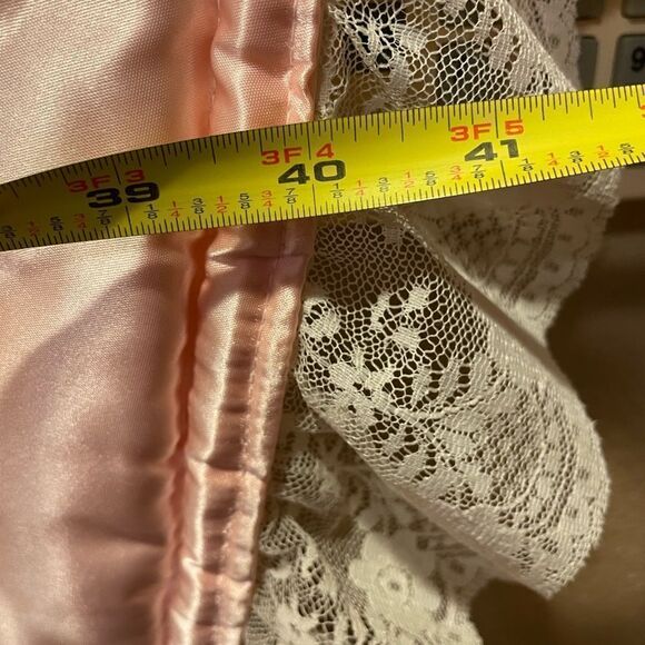 Tree Skirt Vintage Pink and White Satin with a Lace Border 40 inches Round - Picture 11 of 16